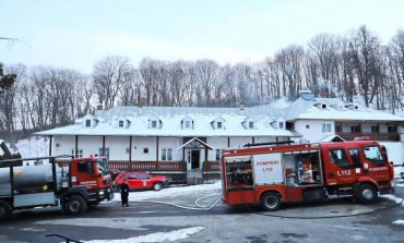 Incendiu la Mănăstirea Buciumeni. Flăcările se manifestă în clădirea chiliilor. Intervenție cu șapte autospeciale