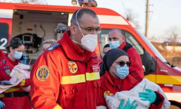 Poveste de viață la Vama Siret. Doi bebeluși ucraineni de naționalitate română au fost salvați de echipajele SMURD