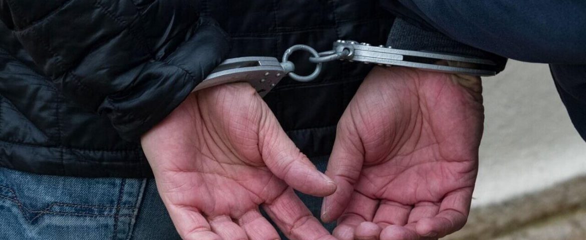 Polițiștii au reținut un bărbat din comuna Râșca. Instanța l-a condamnat la 5 ani închisoare pentru violență în familie. Infracțiune raportată la tentativă de omor