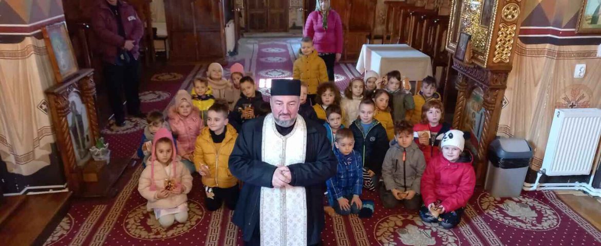 Preotul Adrian Brădățanu și alți 30 de copii s-au rugat pentru pace și pentru victimele războiului din Ucraina