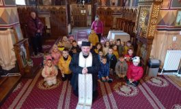 Preotul Adrian Brădățanu și alți 30 de copii s-au rugat pentru pace și pentru victimele războiului din Ucraina