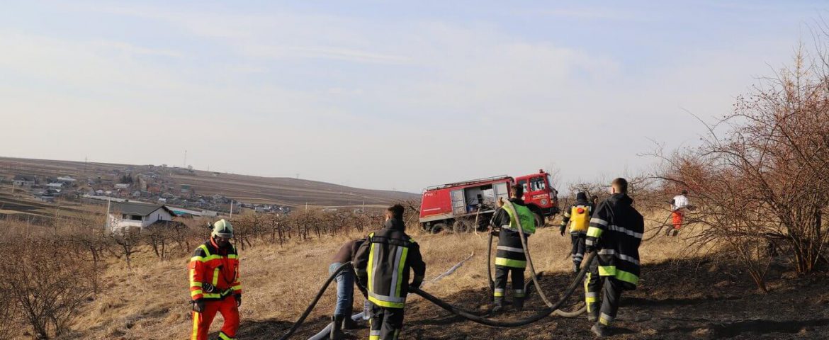 Incendiu imens de vegetație în comuna Bunești. Livadă afectată pe circa 20 de hectare. Lucrătorii SVSU Cornu Luncii i-au sprijinit pe pompierii din Fălticeni