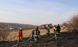 Incendiu imens de vegetație în comuna Bunești. Livadă afectată pe circa 20 de hectare. Lucrătorii SVSU Cornu Luncii i-au sprijinit pe pompierii din Fălticeni