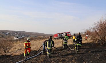Incendiu imens de vegetație în comuna Bunești. Livadă afectată pe circa 20 de hectare. Lucrătorii SVSU Cornu Luncii i-au sprijinit pe pompierii din Fălticeni