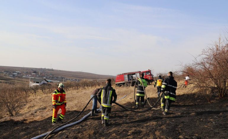 Incendiu imens de vegetație în comuna Bunești. Livadă afectată pe circa 20 de hectare. Lucrătorii SVSU Cornu Luncii i-au sprijinit pe pompierii din Fălticeni