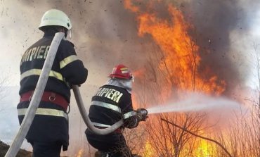 Incendiu în comuna Preutești. Anexă distrusă de flăcări. Incendiul s-a extins de la arderea vegetației uscate