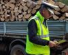 Controale silvice în traficul rutier. Agenții SPR Mălini au amendat un șofer care transporta material lemnos
