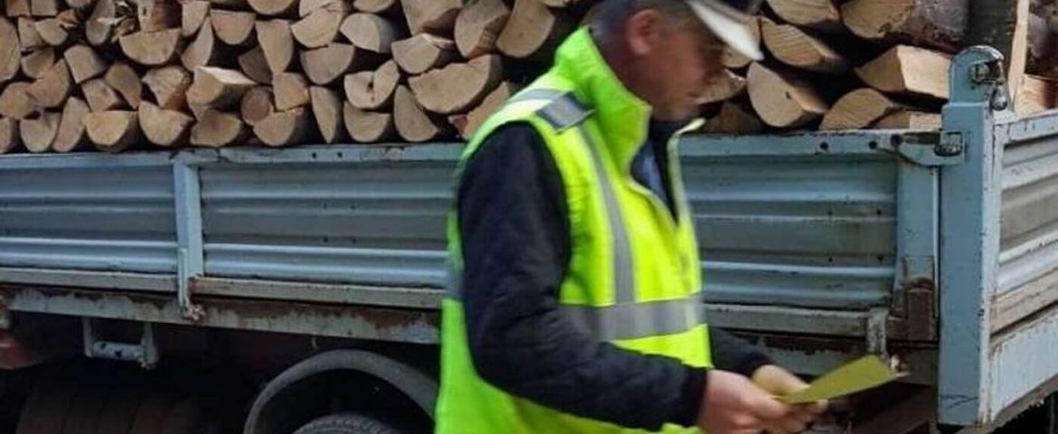 Material lemnos confiscat în urma unor controale în trafic. Amendă de 4.000 lei pentru un bărbat din Slatina. Doi șoferi din Baia au rămas fără marfa transportată