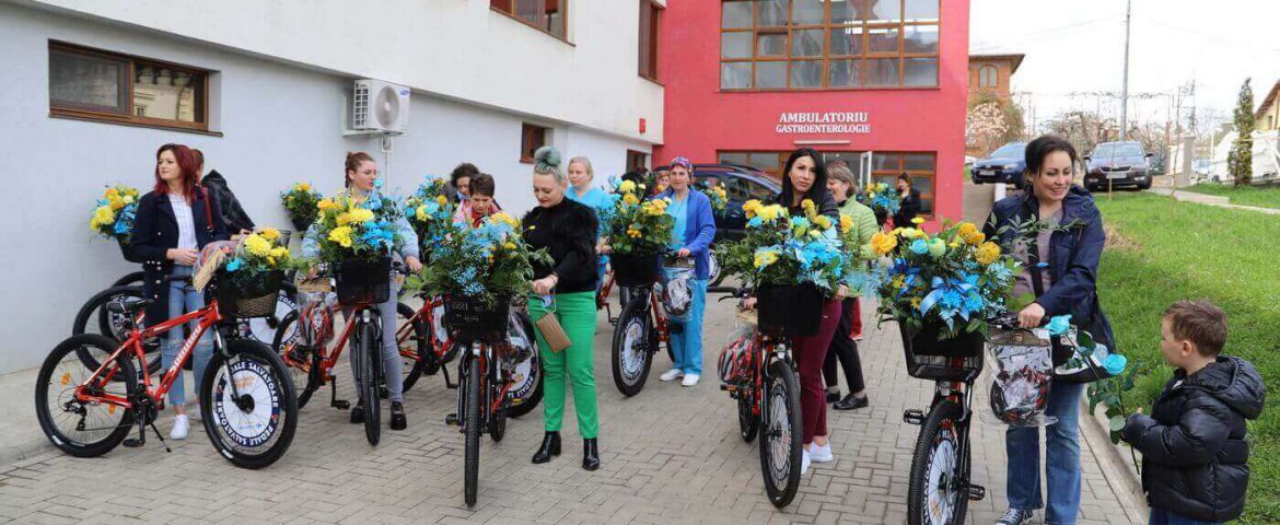 Biciclete și flori pentru personalul spitalului din Fălticeni. Daruri oferite de Carrefour România și Asociația Pastel
