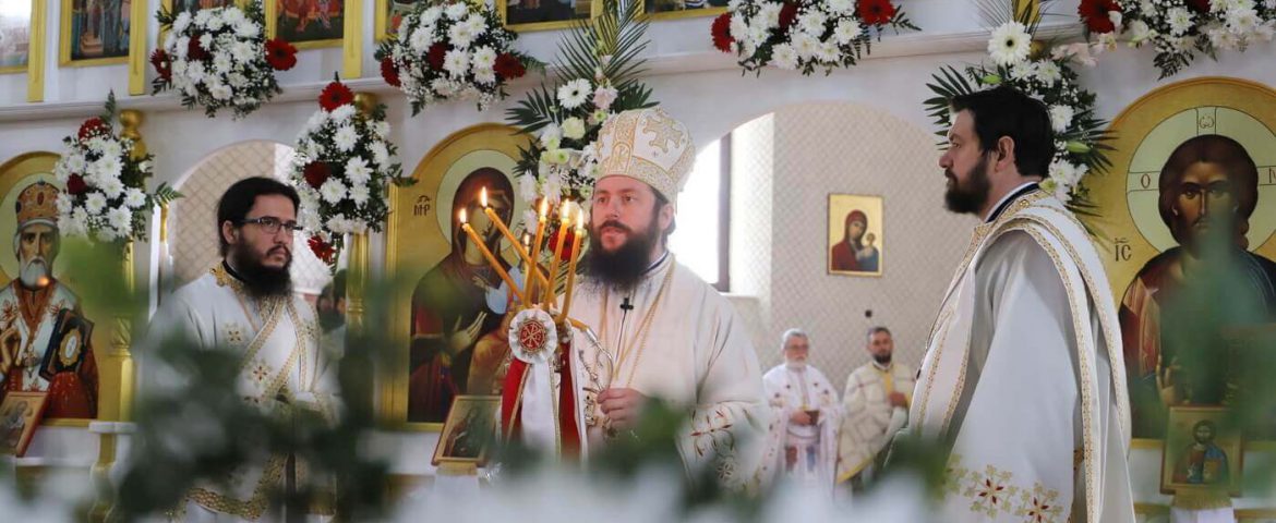 Hramul Catedralei „Învierea Domnului” din Fălticeni. Slujbă oficiată de PS Damaschin alături  de 25 de preoți