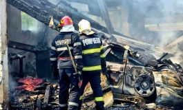 Incendiu puternic într-o gospodărie din comuna Râșca. Au ars două autoturisme, bunuri, anexele  și acoperișul casei