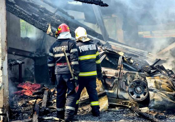 Incendiu puternic într-o gospodărie din comuna Râșca. Au ars două autoturisme, bunuri, anexele  și acoperișul casei
