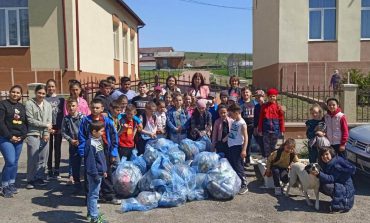 Campanie de curățenie în comuna Dolhești. Elevii și profesorii voluntari au strâns deșeuri de pe spațiile verzi