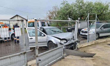 Accident rutier în comuna Cornu Luncii. Un șofer băut s-a oprit cu mașina în gardul unui atelier auto