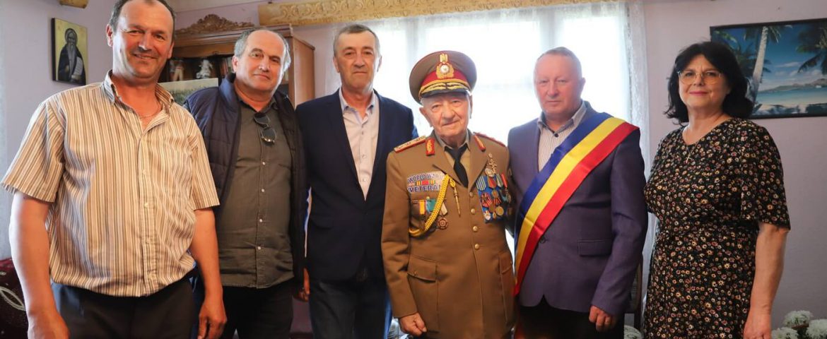 Moment de suflet în satul Rădășeni. Primarul și consilierii locali l-au sărbătorit pe un general în vârstă de 100 de ani