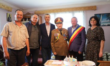 Moment de suflet în satul Rădășeni. Primarul și consilierii locali l-au sărbătorit pe un general în vârstă de 100 de ani