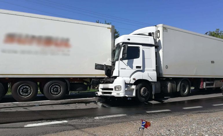 Accident în lanț pe raza satului Roșiori. Două autotrenuri și trei autoturisme s-au ciocnit. Trafic blocat pe ambele sensuri