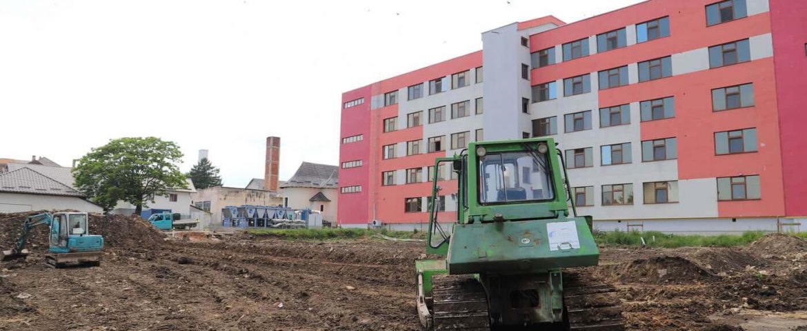 Au început lucrările pentru amenajarea parcărilor spitalului din Fălticeni, aleilor pietonale și parcării de la blocul ANL