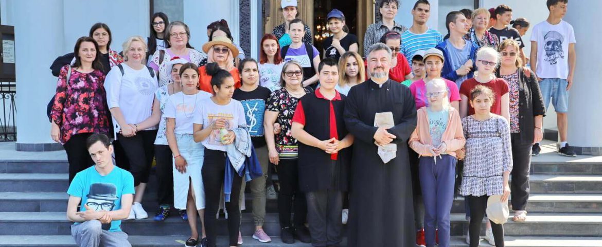 Drumuind alături de preotul Adrian Brădățanu. Excursie cadou pentru 40 de copii instituționalizați. Periplu spiritual la mănăstirile Cămârzani, Râșca și Slatina