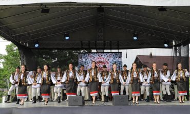 Folclor și multă voie bună la Ziua Comunei Bogdănești. Daruri pentru familiile care au sărbătorit Nunta de Aur