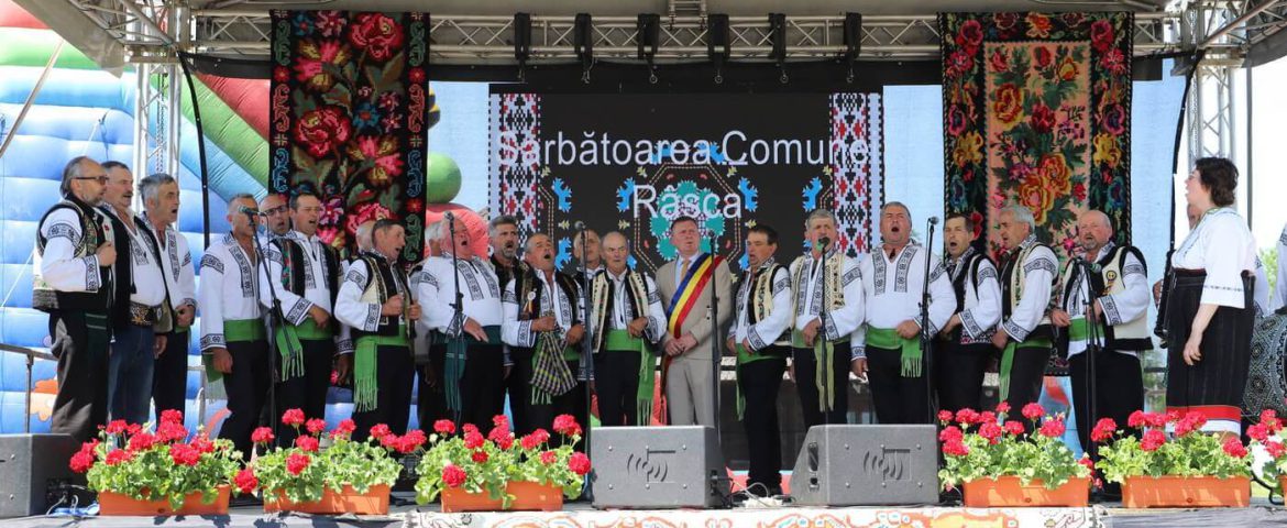 Pregătiri de sărbătoare în comuna Râșca. Generic, Laura Lavric, Veta Biriș și Alexandru Brădățan susțin recitaluri