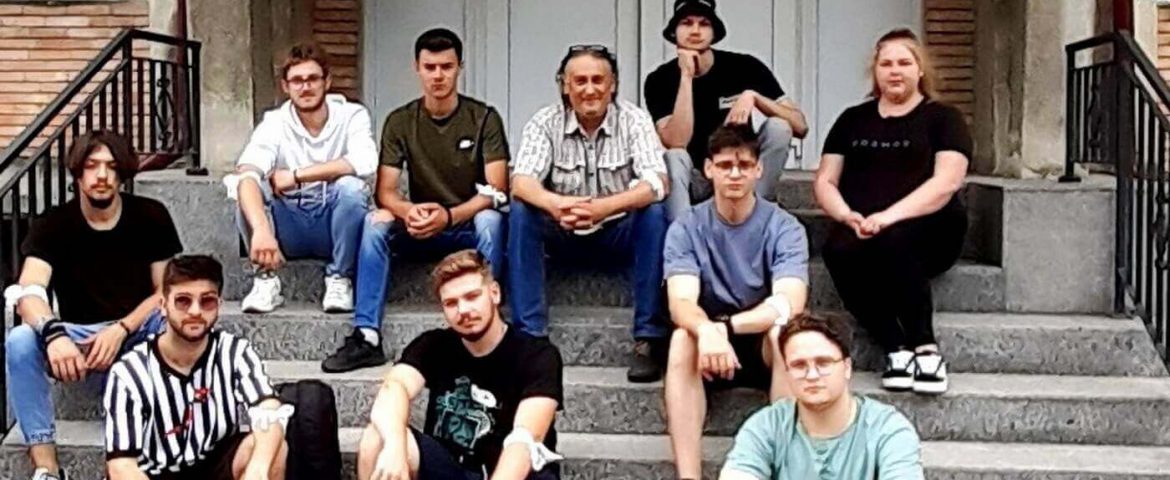 Profesorul de fapte bune Bogdan Dumitriu și elevii Colegiului „Mihai Băcescu” continuă să salveze vieți. Un tânăr voluntar din comuna Vadu Moldovei s-a remarcat în mod deosebit