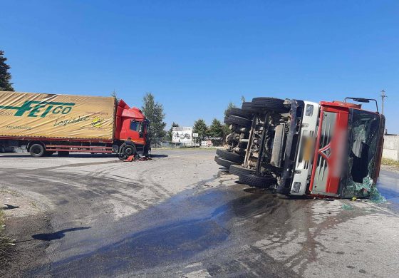 Accident la ieșirea din Fălticeni. Autocisternă răsturnată pe carosabil. Impactul s-a produs cu un autocamion
