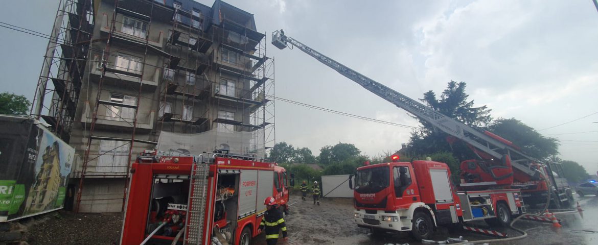 Pompierii au anunțat cauza incendiului declanșat pe strada Sucevei: Un trăsnet ar fi lovit acoperișul blocului