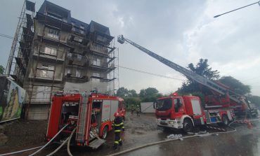 Pompierii au anunțat cauza incendiului declanșat pe strada Sucevei: Un trăsnet ar fi lovit acoperișul blocului