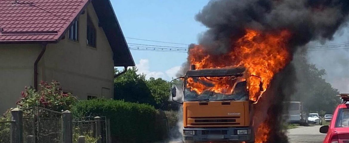 Incendiu auto pe strada Sadoveanu. Un camion este cuprins de flăcări. Atac de panică suferit de șoferul mașinii
