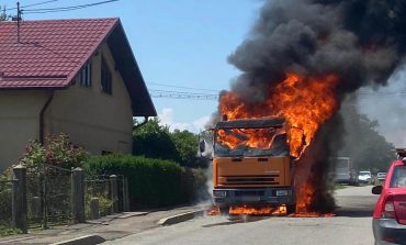 Incendiu auto pe strada Sadoveanu. Un camion este cuprins de flăcări. Atac de panică suferit de șoferul mașinii