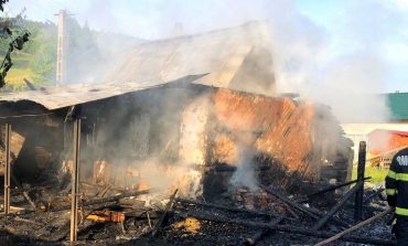 Incendiu puternic într-o gospodărie din satul Slătioara. Au ars casa de locuit și anexele gospodărești