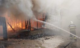 Incendiu devastator într-o gospodărie din satul Budeni. Flăcările au mistuit casa de locuit, anexele și bunuri