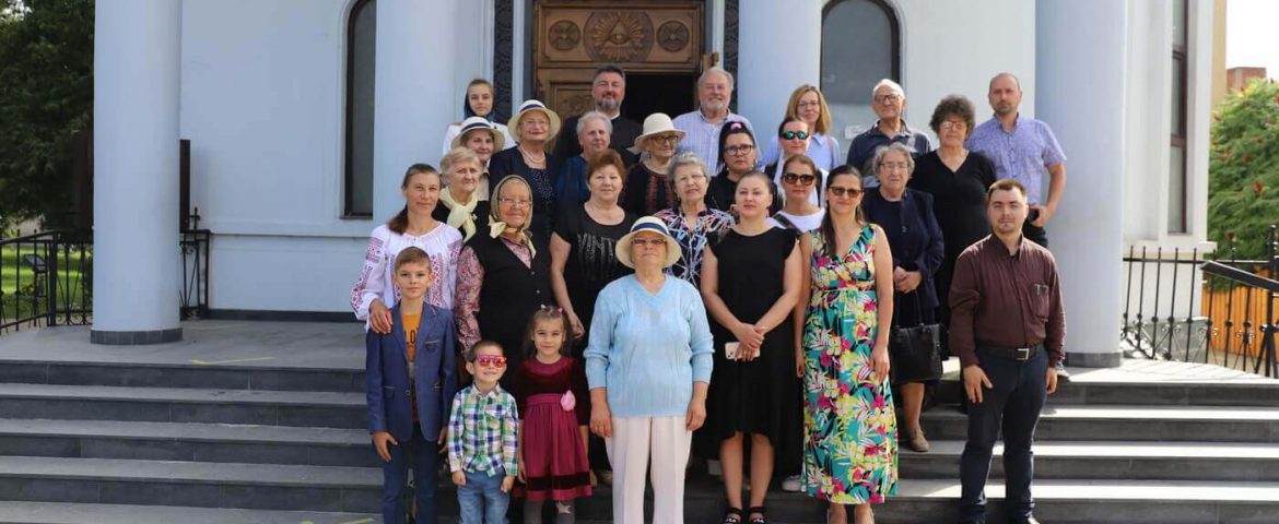 Un dar binecuvântat pentru profesorii pensionari din Fălticeni. Pelerinaj la mănăstirile Râșca, Slatina și Cămârzani