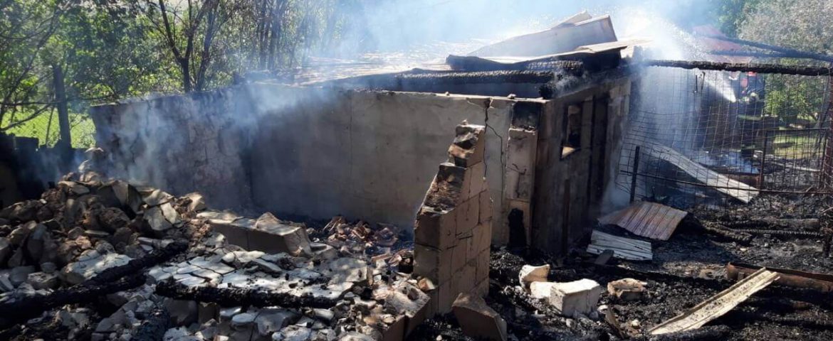 Incendiu în satul Preutești. Flăcările au mistuit un adăpost de animale, două tone de grâu și materiale lemnoase