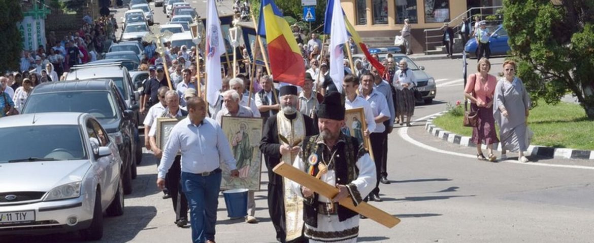 Procesiune religioasă pe străzile din Fălticeni. Preoții și mirenii vor însoți racla cu moaștele Sfinților Epictet și Astion