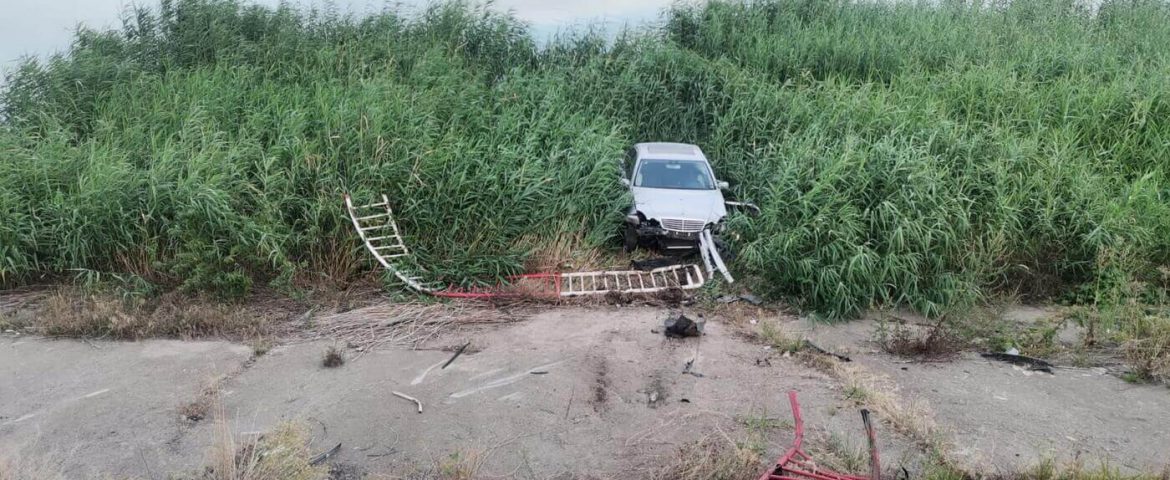 Accident în municipiul Fălticeni. Autoturism Mercedes „parcat” pe malul iazului. Plonjon de pe podul din Țarna Mare