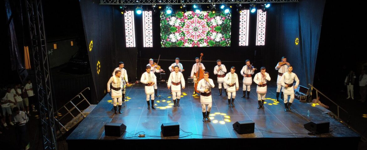Ansamblul Etnofolcloric Plăieșii și solistul Ion Paladi au oferit un spectacol memorabil la Zilele Municipiului Fălticeni