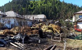 Incendiu într-o gospodărie din satul Slatina. Un bărbat s-a ales cu arsuri. Adăpost de animale și utilaje distruse de foc