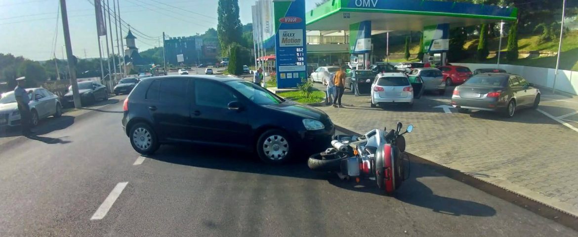 Eveniment rutier în municipiul Fălticeni. Un autoturism s-a izbit într-o motocicletă. Șoferiță amendată de polițiști
