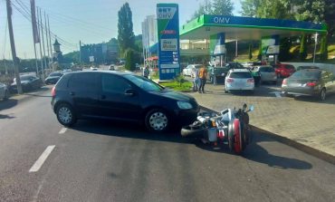 Eveniment rutier în municipiul Fălticeni. Un autoturism s-a izbit într-o motocicletă. Șoferiță amendată de polițiști