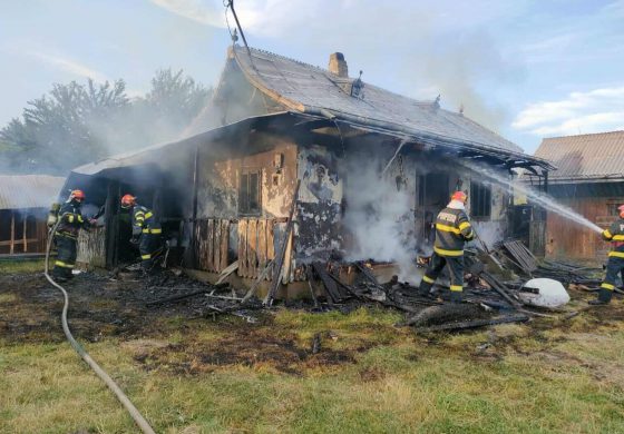 Incendiu în satul Petia. Casă cuprinsă de flăcări. Proprietarul locuinței s-a ales cu arsuri pe mâini și pe față