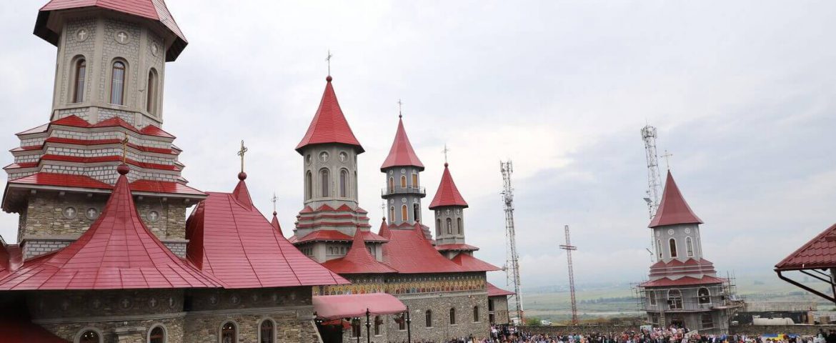 Slujbă de sfințire la Mănăstirea Sfântul Mina. Cel mai mare clopot fabricat în România răsună de pe Dealul Mănăstirii