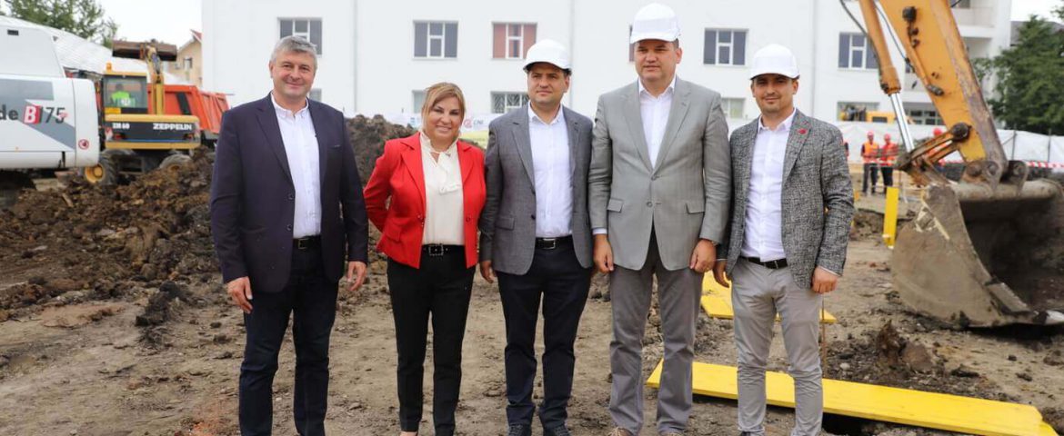 Primarul Coman și ministrul Cseke au inaugurat  șantierul celei mai noi creșe din România. Proiectul obiectivului din Fălticeni se ridică la 11 milioane de lei