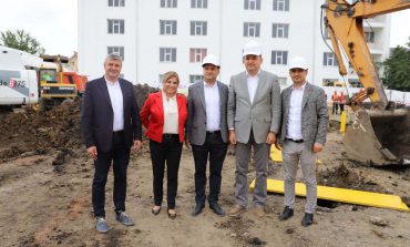 Primarul Coman și ministrul Cseke au inaugurat  șantierul celei mai noi creșe din România. Proiectul obiectivului din Fălticeni se ridică la 11 milioane de lei