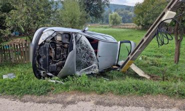 Accident pe raza comunei Dolhești. Un autoturism s-a izbit într-un stâlp din beton. Șoferul era sub influența alcoolului