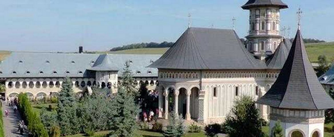 Hramul Mănăstirii Cămârzani. Slujbă arhierească în zi de sărbătoare. Distincție oferită stareței Maria Deac