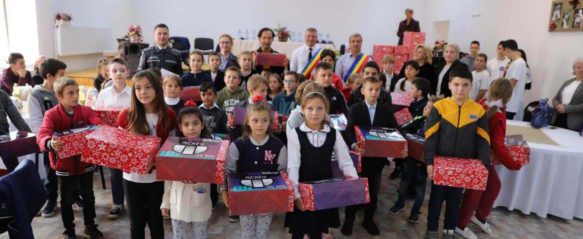 Acțiune caritabilă organizată de profesori. Daruri oferite pentru 100 de copii din comunele Vadu Moldovei și Forăști