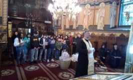 Fapte bune înaintea sărbătorii Sfintei Parascheva. Preotul Brădățanu și enorașii au oferit daruri copiilor din Fălticeni