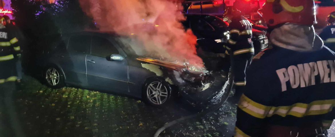 Incendiu la un autoturism parcat pe raza municipiului Fălticeni. Flăcările au avariat un  model Mercedes